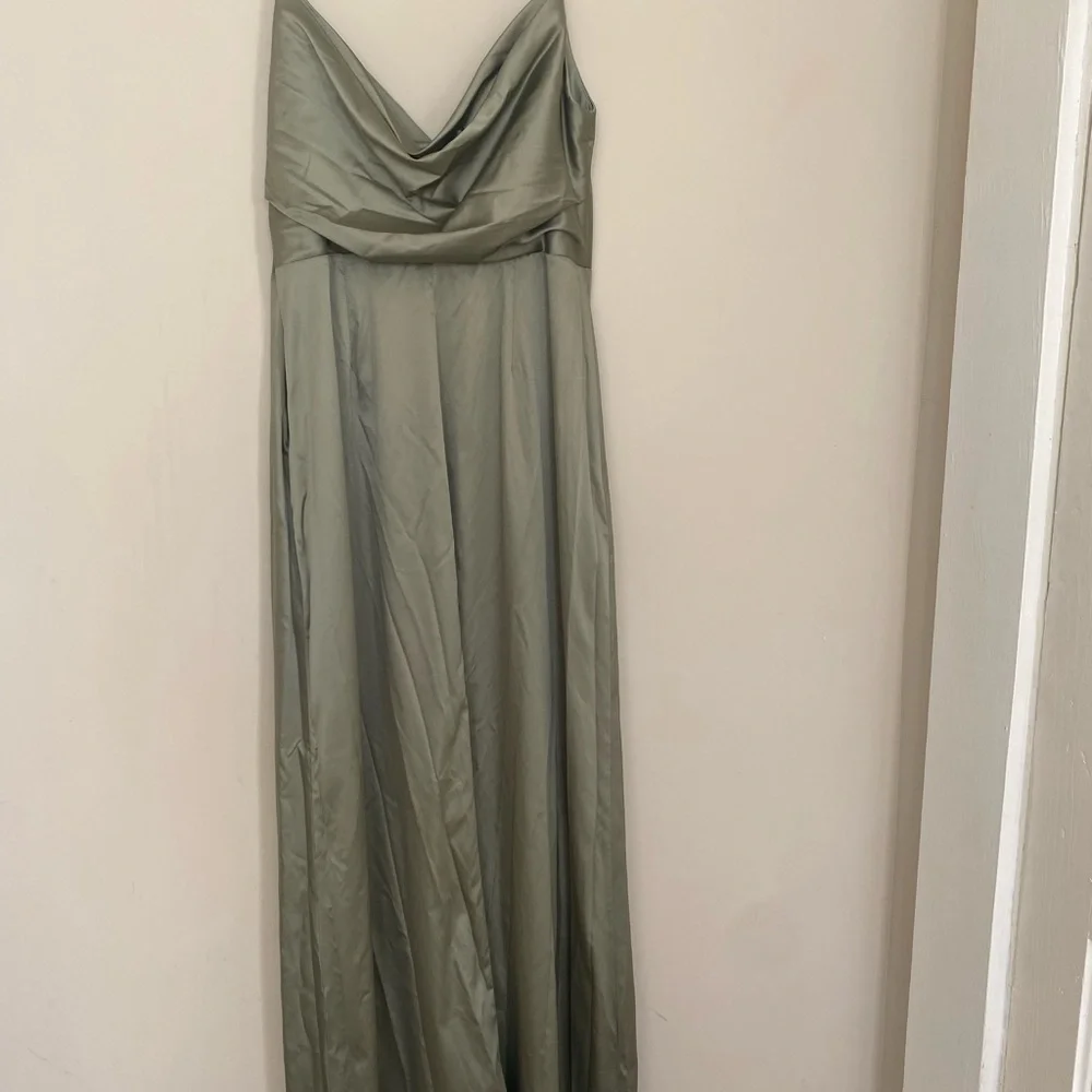 David's Bridal Green Ruched Maxi Gown - Picture 6 of 10